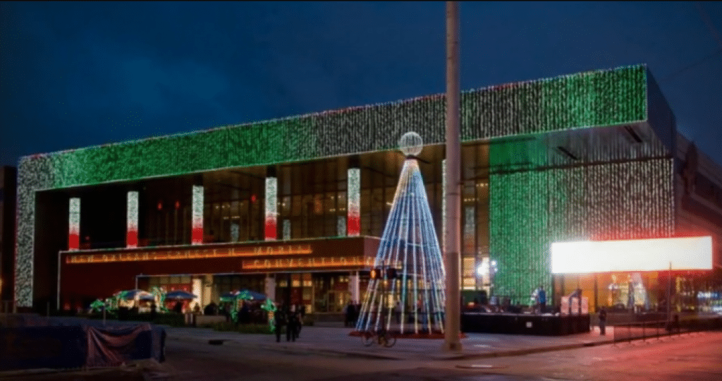 Commercial holiday lighting installation